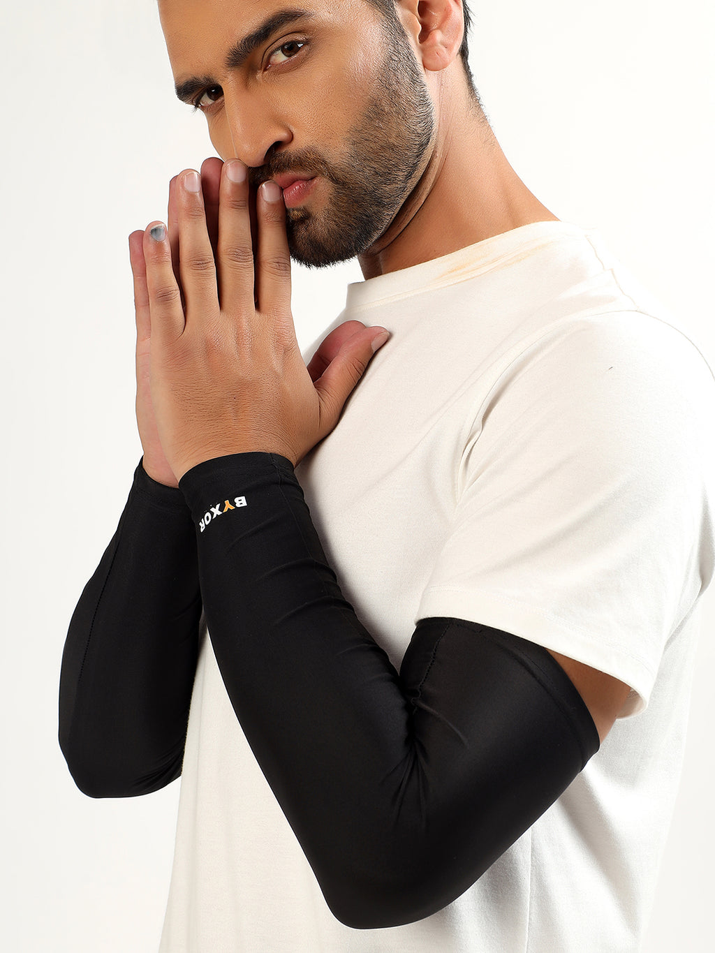 BYXOR Hand Sleeve Without Thumb Black – Both arms prayer pose side